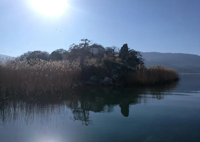 Agios Achillios בית הארחה 3*